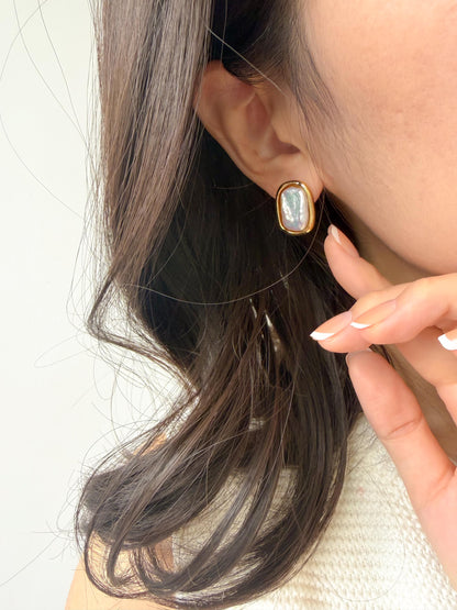 Additional view of 18k gold plated keshi pearl stud earrings by Le Jardin Perles