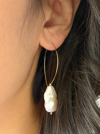 Additional view of elongated baroque pearl hoop earrings by Le Jardin Perles