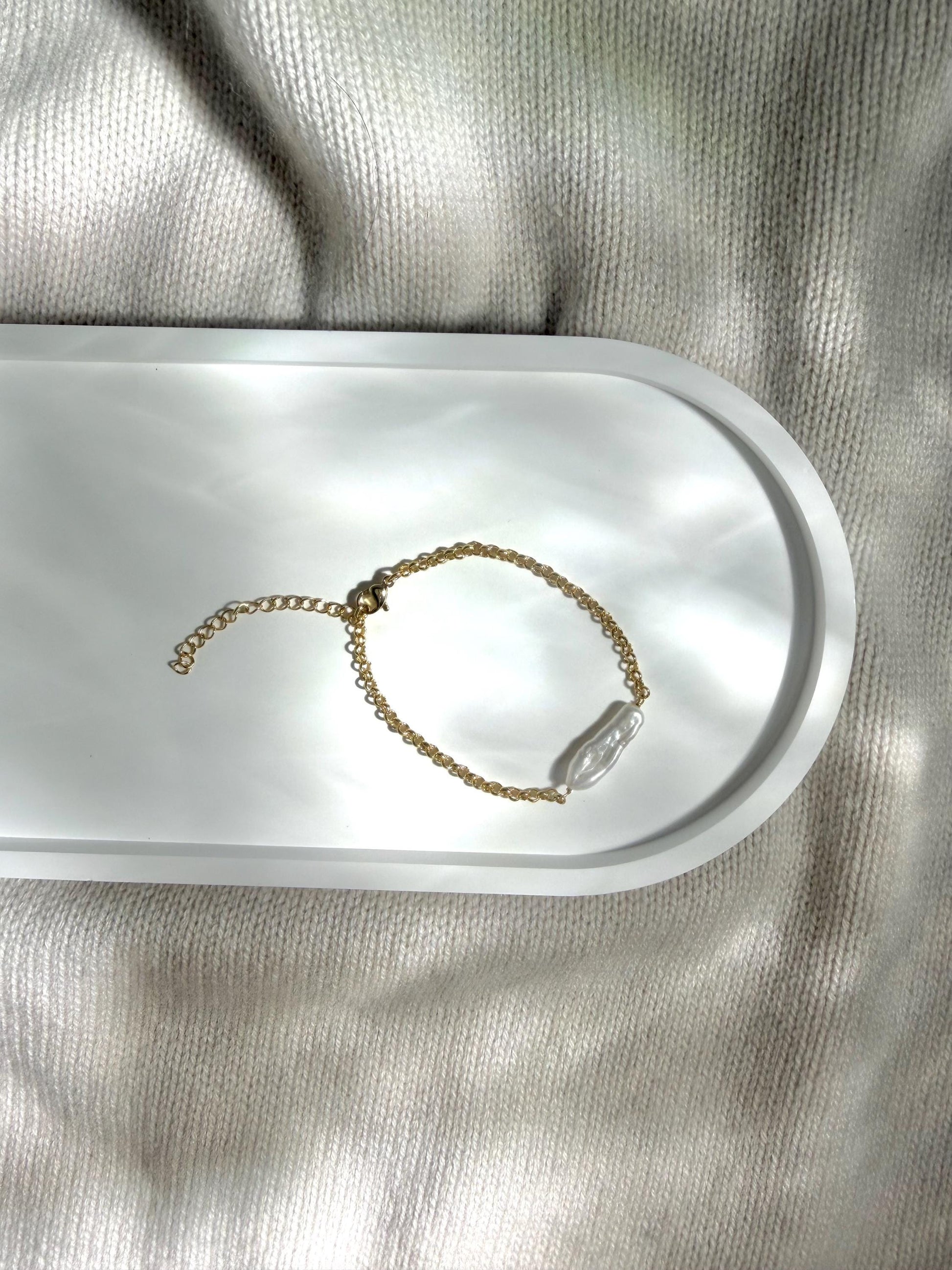 Additional view of baroque keshi pearl bracelet by Le Jardin Perles
