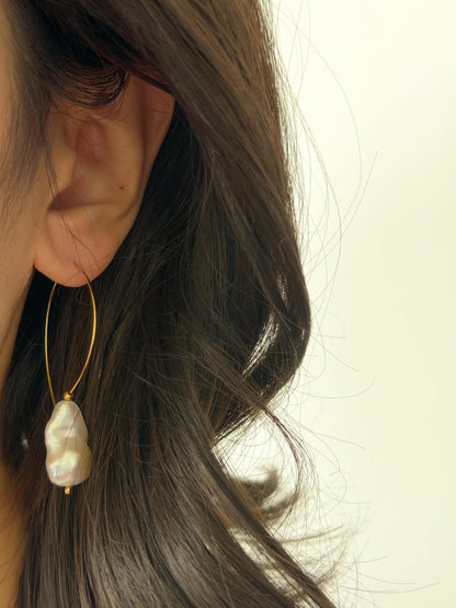 Additional view of elongated baroque pearl hoop earrings by Le Jardin Perles