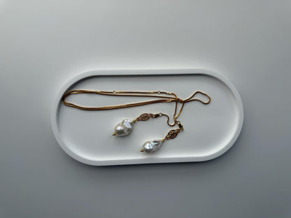 Additional view of baroque pearl lariat by Le Jardin Perles