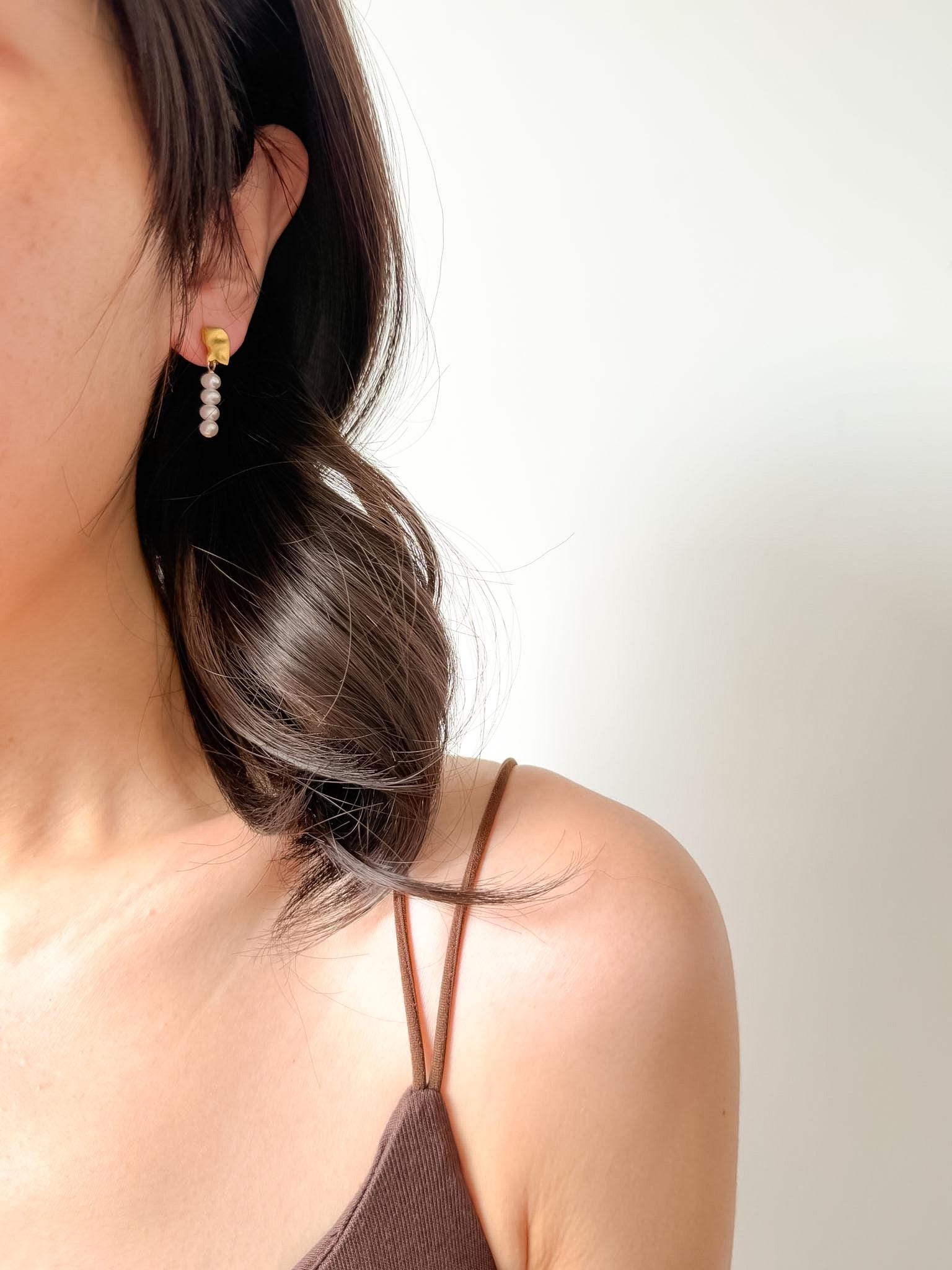 Additional view of asymmetrical baroque pearl drop earrings by Le Jardin Perles